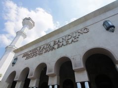 Kuliner Khas Bandung yang Gak Boleh Sobat Lewatkan Masjid agung bandung