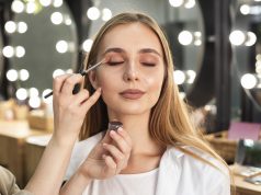 Pakai Makeup Seharian? Yuk Bersihkan Dengan Langkah Ini