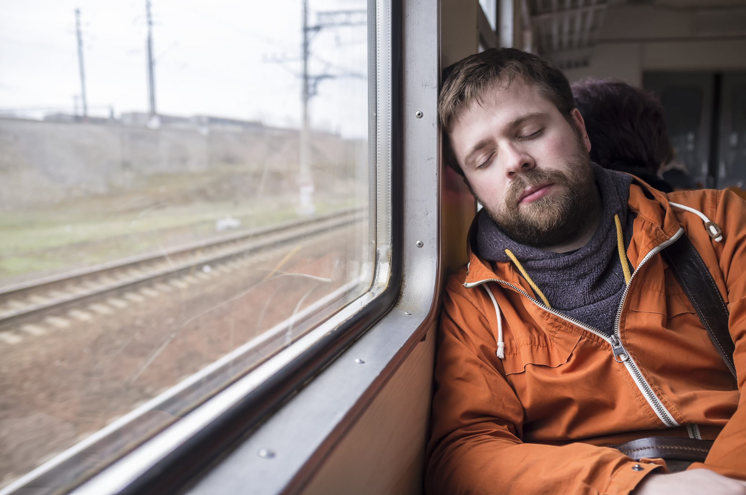 Susah tidur di pesawat atau kereta?  Atasi dengan tips ini