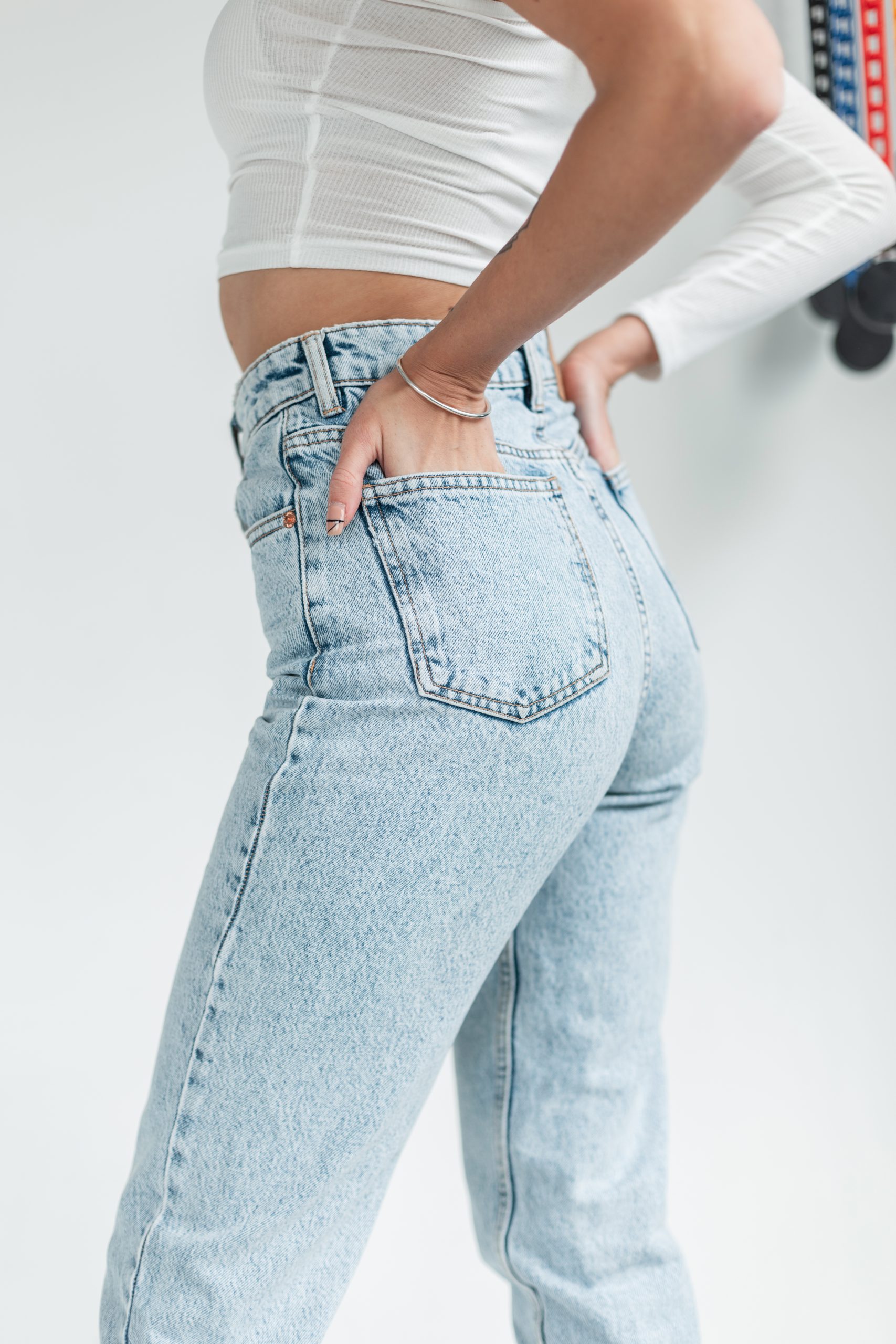 5 Tipe Jeans Wanita yang Buat Kamu Tampil Stylish