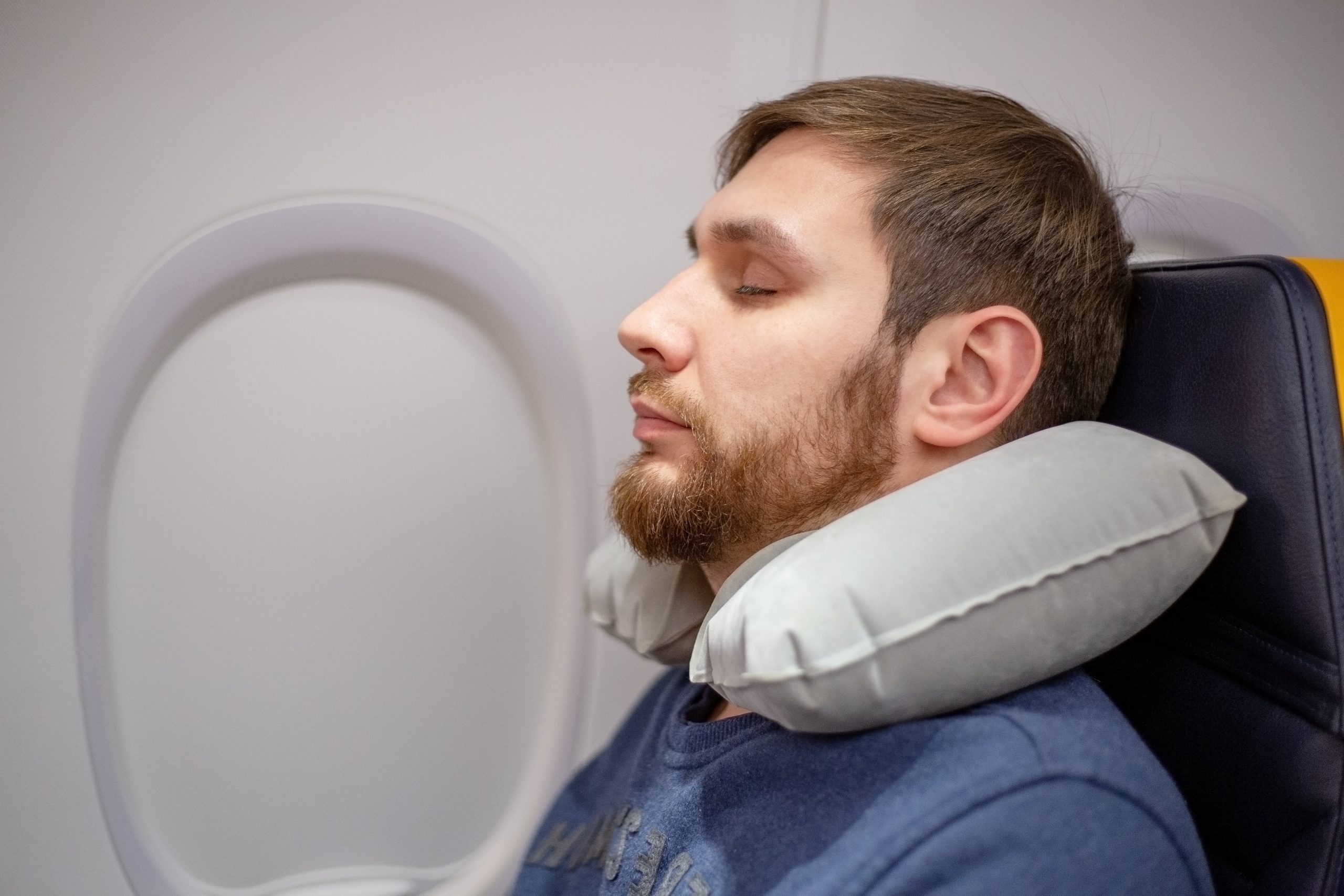Susah tidur di pesawat atau kereta?  Atasi dengan tips ini
