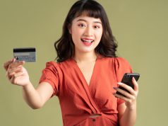 Cara Mudah Top Up E-Money Di Klik Indomaret memegang kartu
