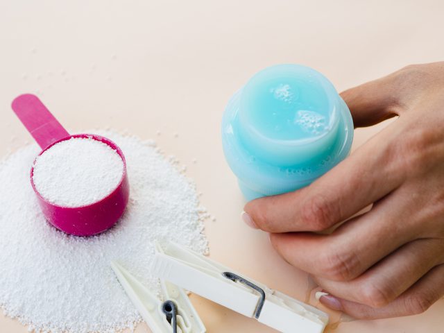 Deterjen cair dan deterjen bubuk
