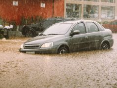 5 Tips Pertolongan Pertama Saat Mobil Terendam Banjir