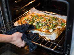5 Perbedaan Oven dan Microwave yang Perlu Kamu Tahu 5 Perbedaan Oven dan Microwave yang Perlu Kamu Tahu