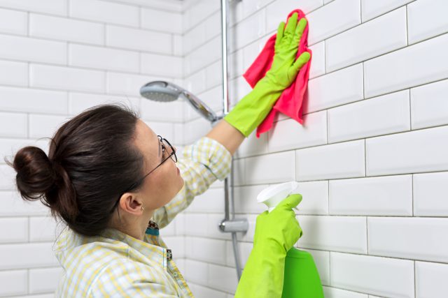 4 Tips Membersihkan Keramik Kamar Mandi Supaya Tidak Licin