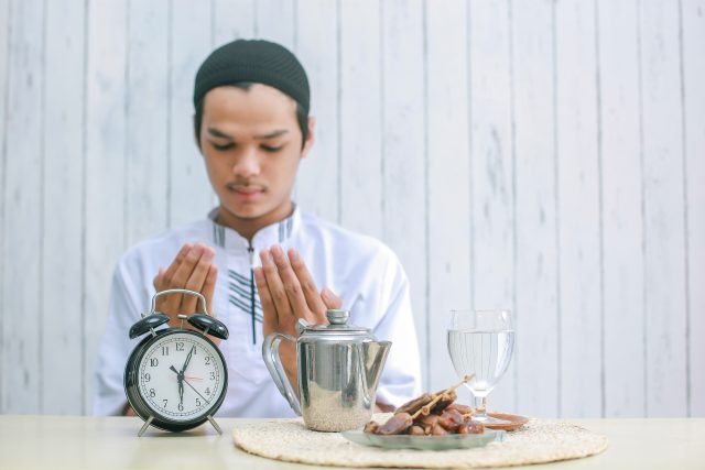 4 Perlengkapan Wajib Saat Puasa Buat Pekerja Kantoran