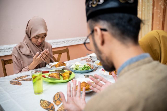 5 Hal Yang Bisa Membatalkan Puasa Selain Makan dan Minum