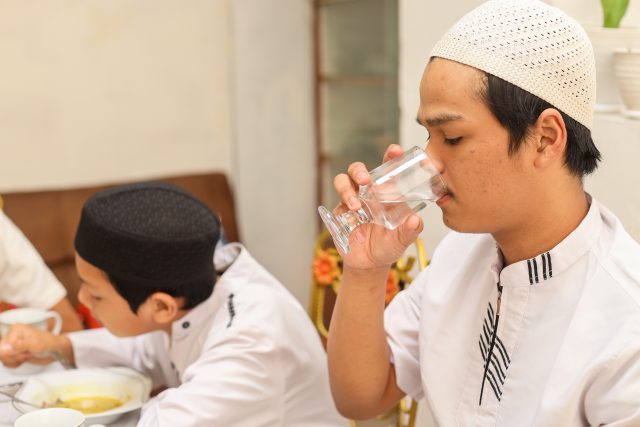 Tips Minum Air Putih Saat Puasa