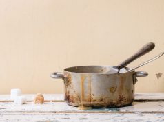 5 Cara Ampuh Membersihkan Panci Gosong cara membersihkan panci gosong
