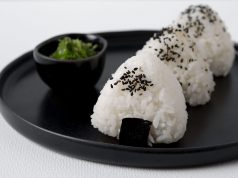 4 Perbedaan Sushi dan Onigiri Yang Perlu Kamu Tahu sushi dan onigiri
